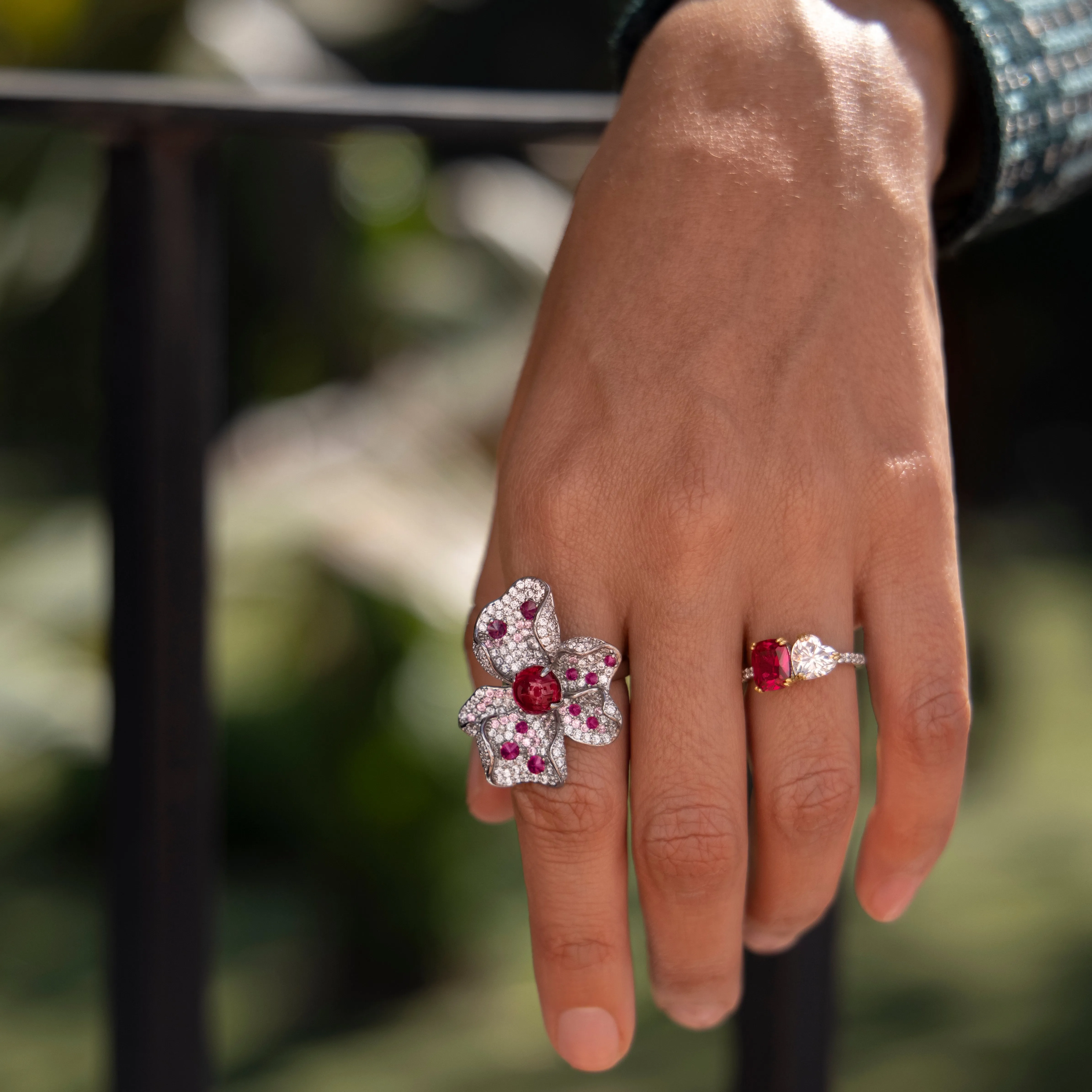 Anillo flor rojo - chapa de oro rodio